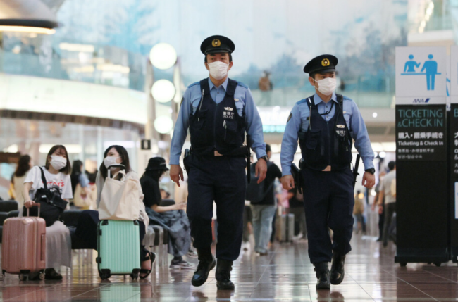 临近“安倍国葬”的9月24日，日本警察在羽田机场进行警备工作，图自日媒