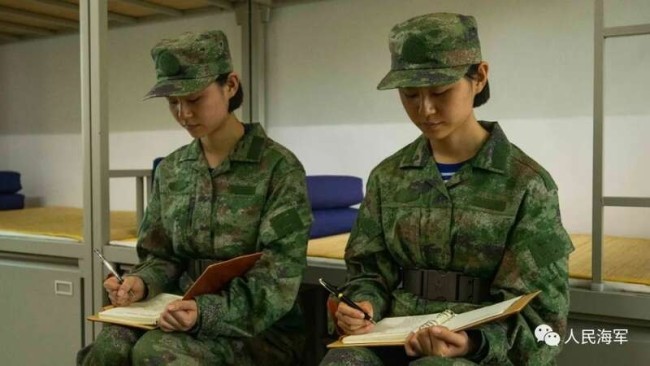 双胞胎姐妹一同入伍成海军新兵 “我的目标是当一名狙击手”