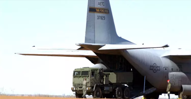 C-130运输HIMARS火箭炮