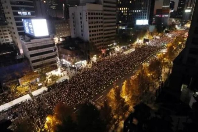 首尔近6万人参加追悼烛光集会 现场人山人海！