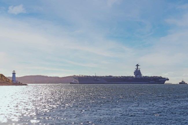 首次部署中的美国海军“福特”号航母抵达加拿大哈利法克斯港。