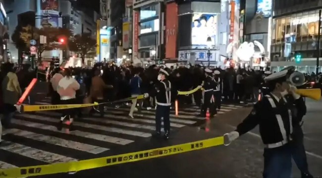 日本上万球迷街头狂欢 防暴警察出动