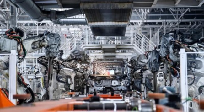 2022年10月17日，在吉林长春中国第一汽车集团有限公司红旗繁荣工厂焊装车间内，焊装机器人在生产线上焊接车身。 中国各行各业正加快实现高水平科技自立自强。（新华社）