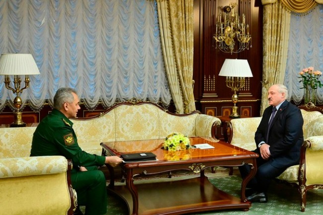 俄媒：白俄罗斯总统与俄罗斯防长举行会晤