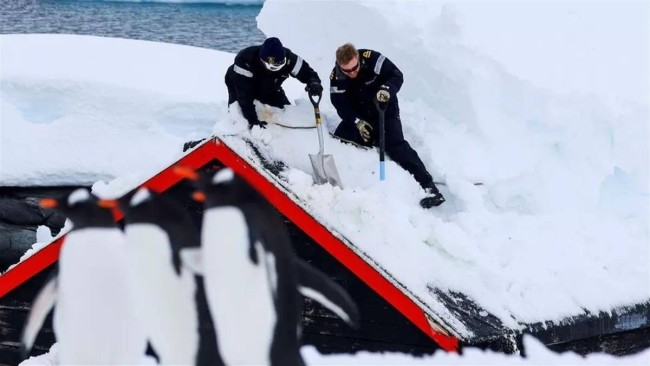 英海军从南极积雪中挖出最偏远邮局 岛上降下了2到4米深的雪