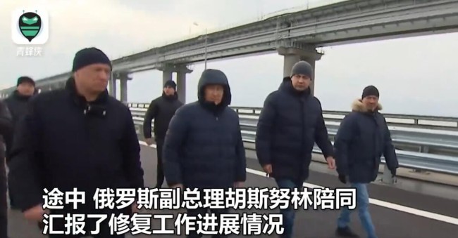 普京驾车驶过克里米亚大桥