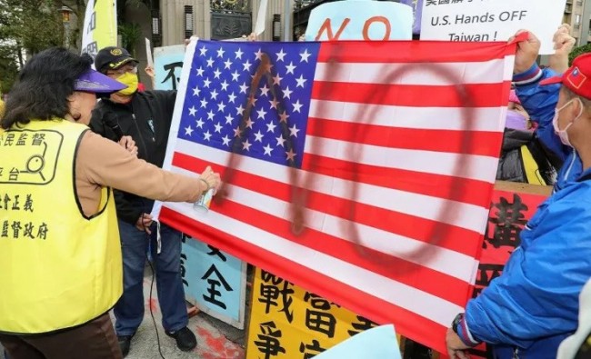 台湾前官员在美国国旗上喷漆抗议：别让你们的官员来，我们根本不需要
