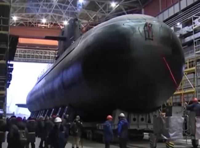 俄新型柴电潜艇“大卢基”号下水