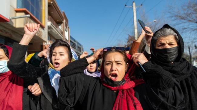 阿富汗男性师生抗议禁止女性上大学 声援因为这一禁令无法进入期末考试考场的女生