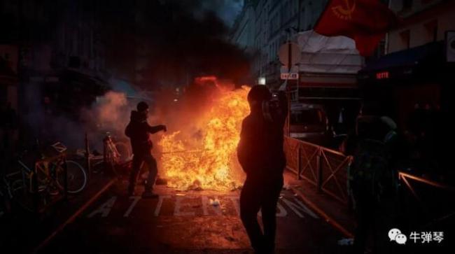 巴黎库尔德抗议者与警方发生冲突 有人纵火、推翻汽车