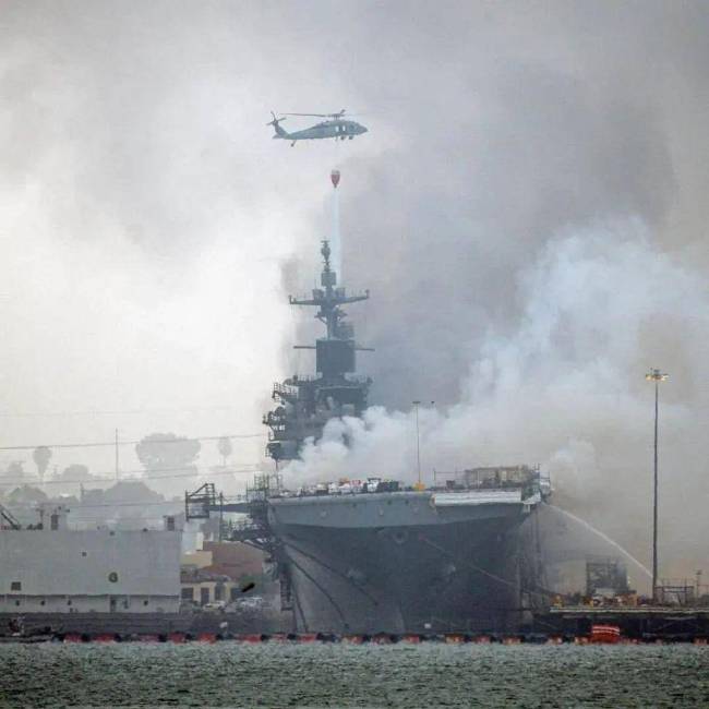 太惨了库兹涅佐夫号航母再次起火网友不行卖给印度吧有钱也不能这样造