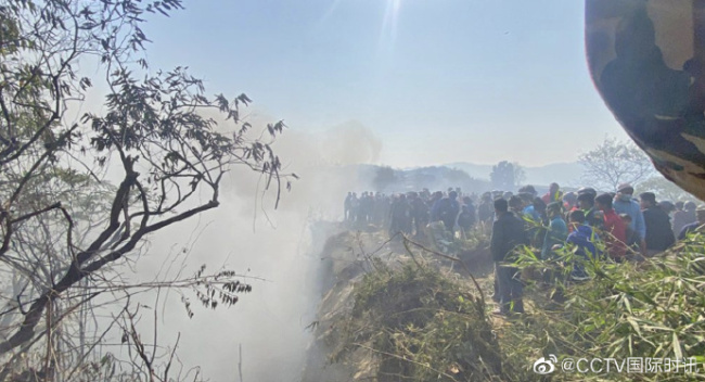 外媒:尼泊尔空难已致至少45人死亡 坠毁客机上载有68名乘客和4名机组人员