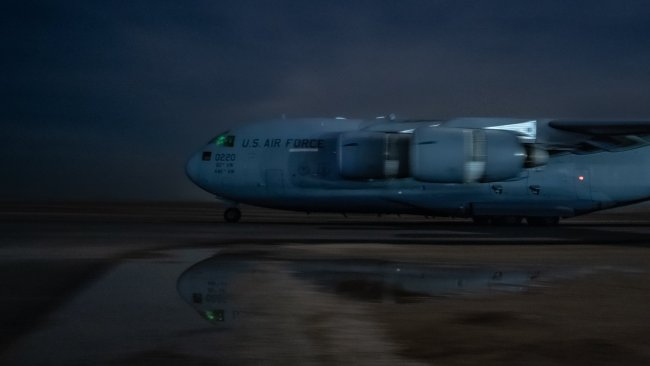 美军C-17在夜色掩护下秘密飞入叙利亚卸下军事装备