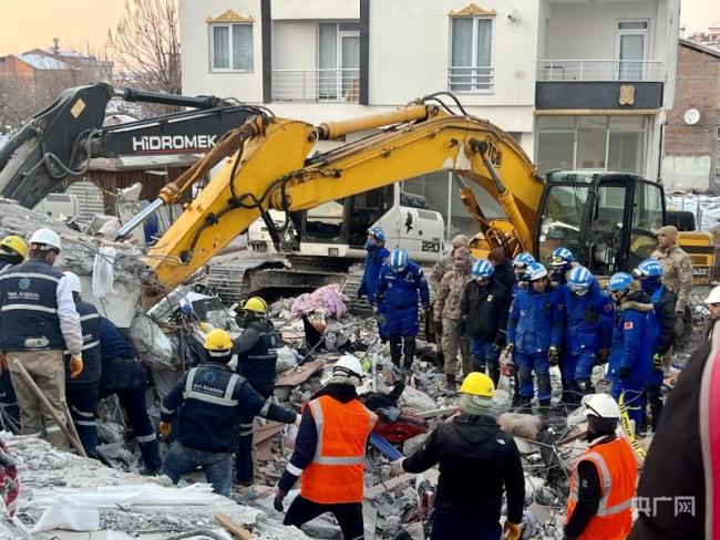 福建蓝天救援队在土耳其震区搜救:挖出多具遗体移交家属