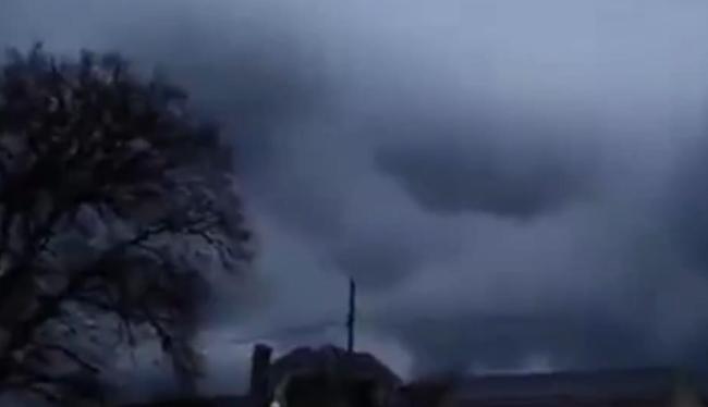 民众拍下俄亥俄州东巴勒斯坦城上空景象 漫天毒云一片恐怖景象