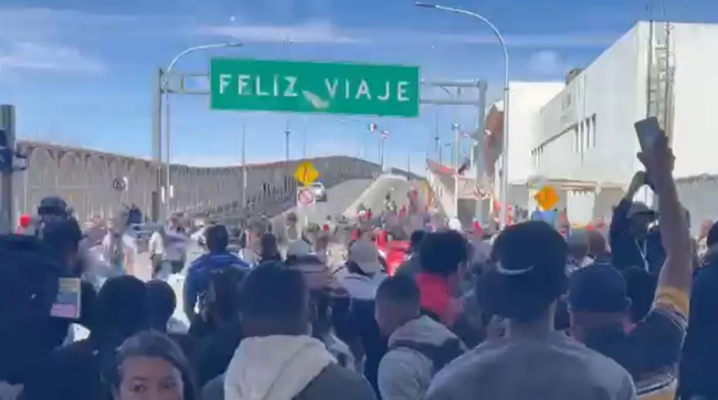 现场一幕曝光！千名移民涌上美墨边界大桥，美边境执法增加人手应对