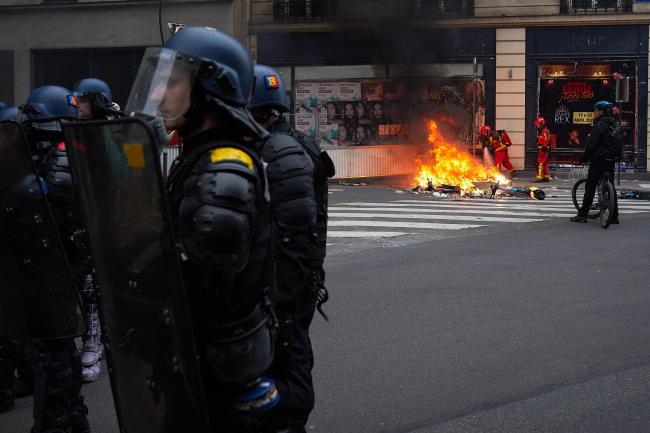 法国人在养老金改革抗议者纵的火旁淡定饮酒，这一幕火了