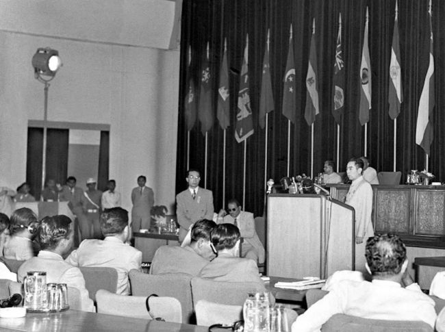 ▲1955年4月，周恩来总理在万隆会议上发言。