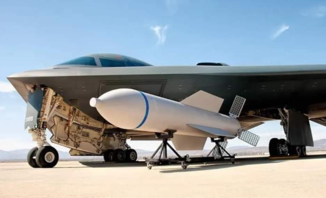 美军巨型钻地弹需要特制拖车运输