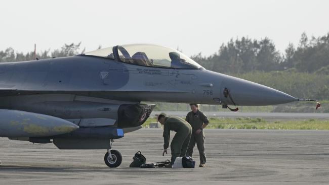 两架美军战斗机在日本冲绳县下地岛机场紧急降落 原因为发动机故障