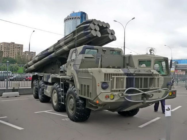 俄罗斯BM-30“龙卷风”火箭炮
