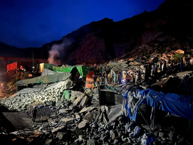巴基斯坦连接阿富汗的干道山体滑坡，20多辆卡车被埋，2人死亡