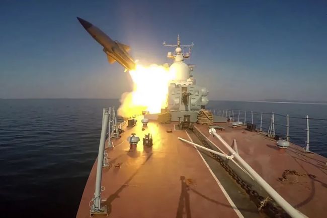 日本海，俄军舰艇发射导弹！