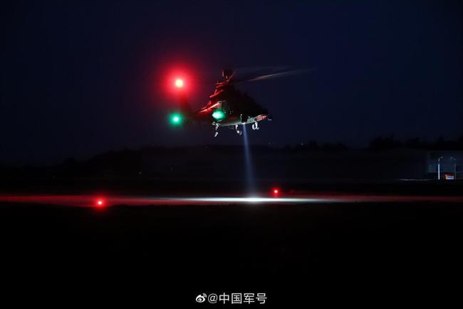 武警直20苦练夜间飞行 罕见展示飞行头盔夜视仪