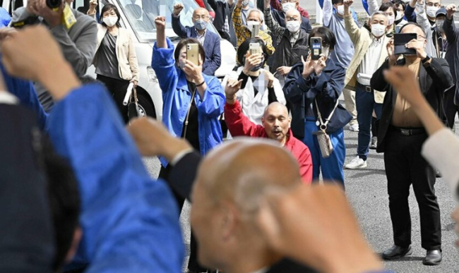 日本市长候选人街头演讲时遭人锁喉扑倒