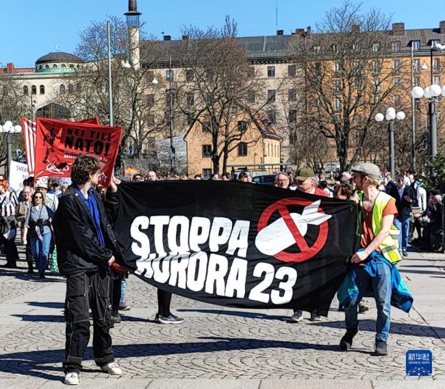 对北约说不！瑞典近20个城市爆发民众示威反对“极光-23”军演 