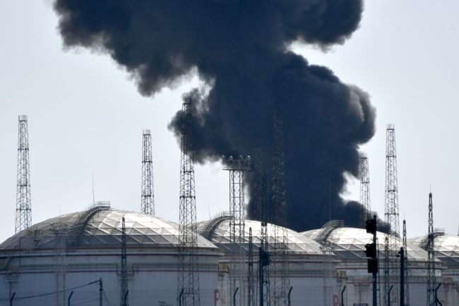 俄油库遭无人机袭击起火 火灾面积1200平方米