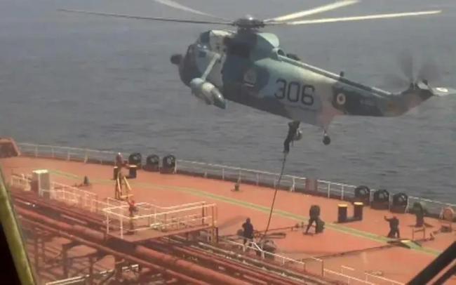 伊朗再扣美国油轮，出动12艘攻击艇，美军只拍摄不救援 英媒：对等报复