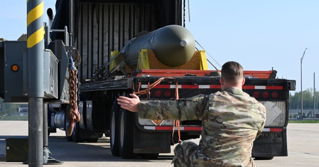 美军最大常规炸弹！一颗重13.6吨