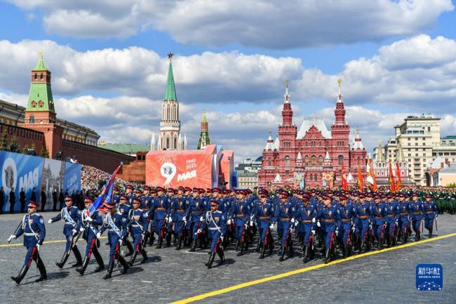 5月9日，在俄罗斯首都莫斯科，士兵列队走过红场。