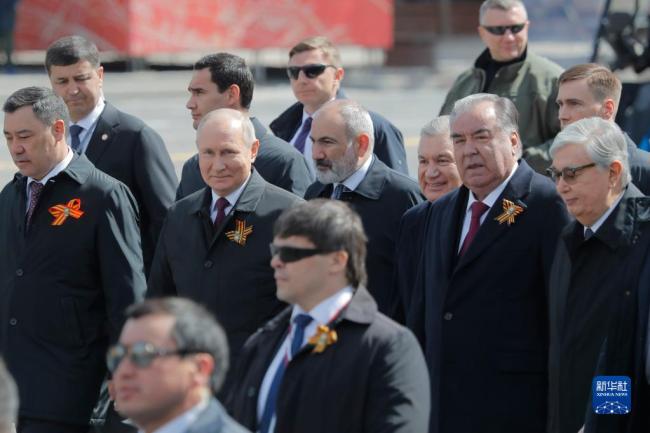 5月9日，在俄罗斯首都莫斯科，吉尔吉斯斯坦总统扎帕罗夫（中排左一）、俄罗斯总统普京（中排左二）、亚美尼亚总理帕什尼扬（中排左三）、乌兹别克斯坦总统米尔济约耶夫（中排右三）、塔吉克斯坦总统拉赫蒙（中排右二）、哈萨克斯坦总统托卡耶夫（中排右一）在阅兵结束后走在红场上。