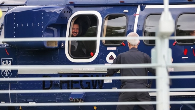 乌总统坐上直升机后发现手机落车上 随行人员飞奔去取手机！