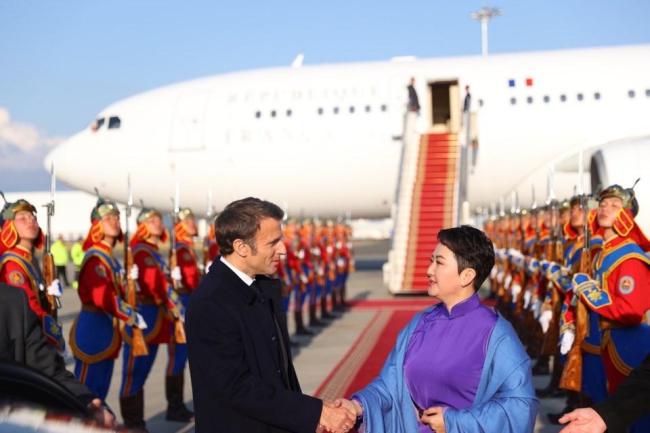 马克龙首次访问蒙古国 谋求加强双边合作 接机的49岁女外长引关注
