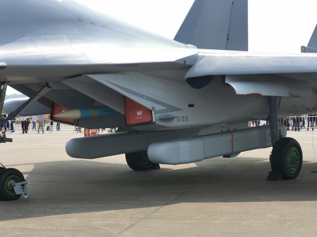 歼-16电子战飞机挂载的电子战吊舱.澎湃新闻记者谢瑞强摄