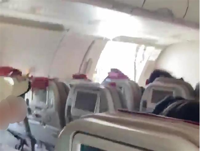 韩国一飞机“逃生门”在空中被打开！狂风乱吹乘客惊慌失措，9人呼吸困难送医