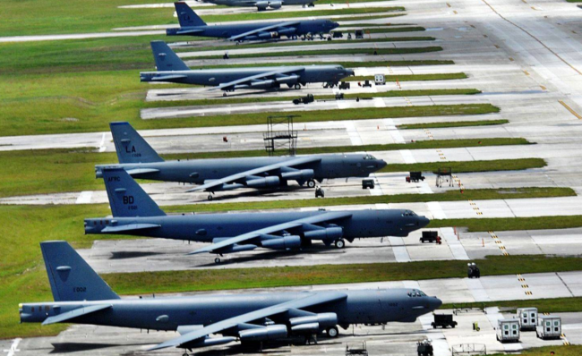 关岛是第二岛链的核心，图为部署在关岛的美国B-52轰炸机。