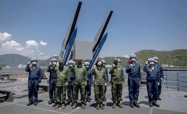 大批臺軍申請退伍,蔡英文讓年輕人延長兵役