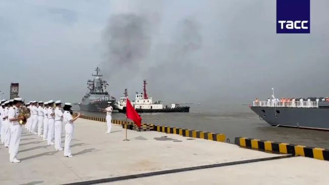 俄海军舰艇编队抵达上海
