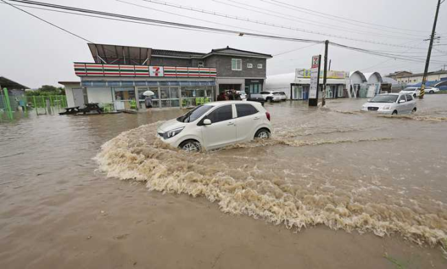 日本遭受洪涝灾害时岸田慰问同样受灾的韩国，被质问“是哪国首相？”