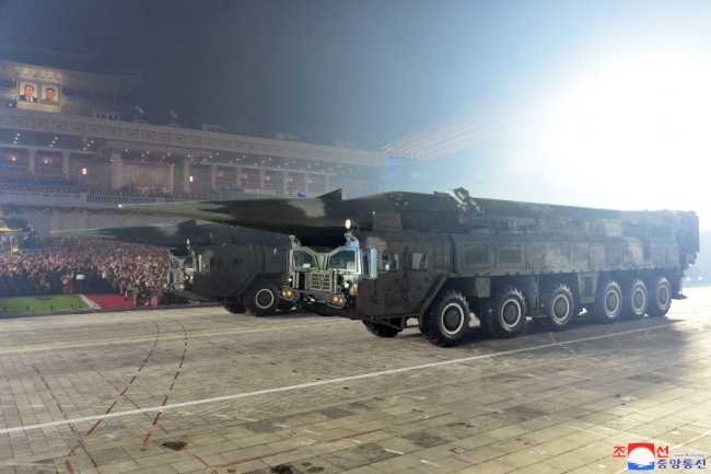 外媒：朝鮮夜間閱兵展示新型武器裝備，包括包括新型洲際彈道導彈及無人機
