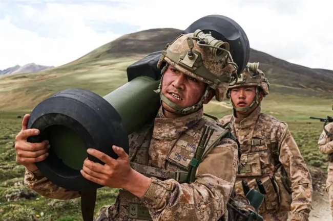 新疆军区高调展示红箭-12，一“绝技”令坦克无法防御