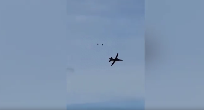 美国航展一架米格-23战机坠毁：爆炸起火浓烟升起 飞行员弹射逃生