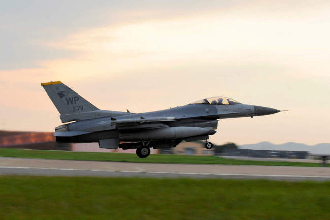 美国批准丹麦与荷兰援乌F-16，“只差一步”