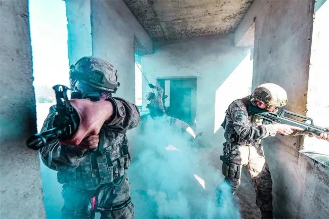 中泰“突击-2023”开训！中方参训分队用的还是95B-1短突