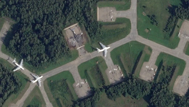 乌军向美媒提供无人机袭击俄军机场画面，宣布炸毁两架军用运输机