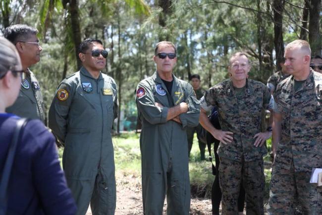 美军印度洋-太平洋司令部司令约翰∙阿奎利诺和菲律宾武装部队总参谋长罗密欧·布劳纳（戴墨镜者）（图源：菲律宾武装部队推特账号）